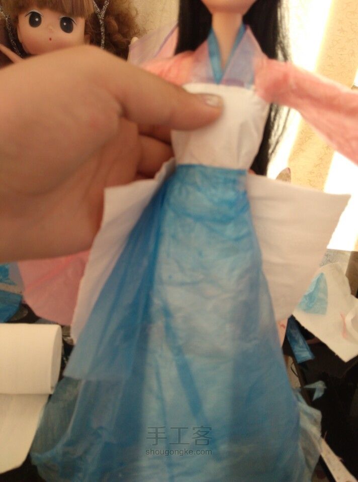 自制娃衣——用塑料袋和纸巾（转） 第17步