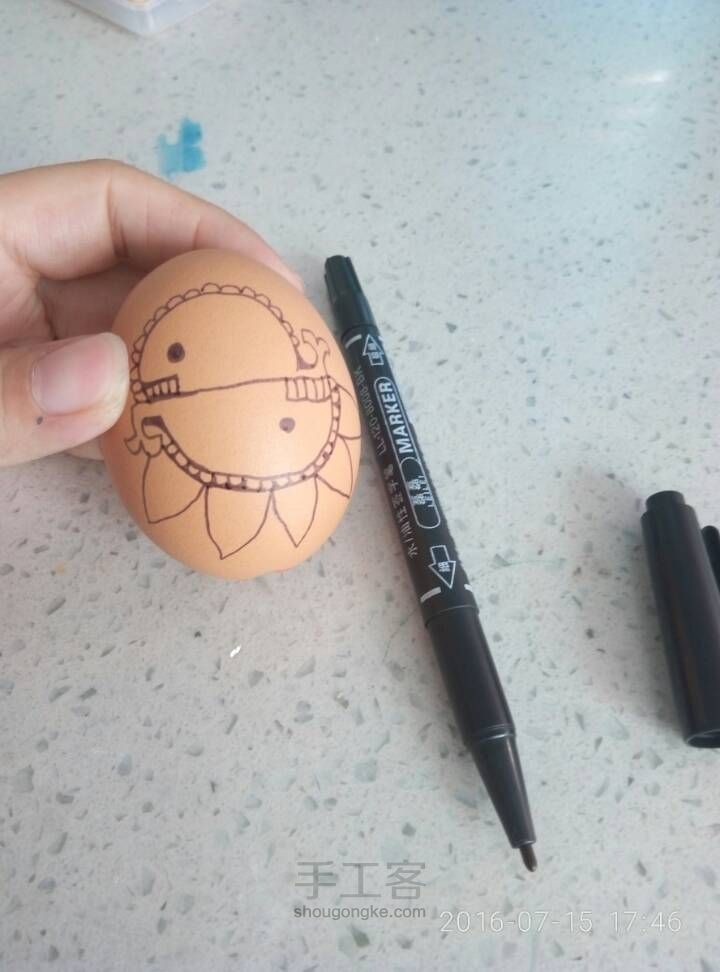 蛋壳子上画缠绕画 第3步