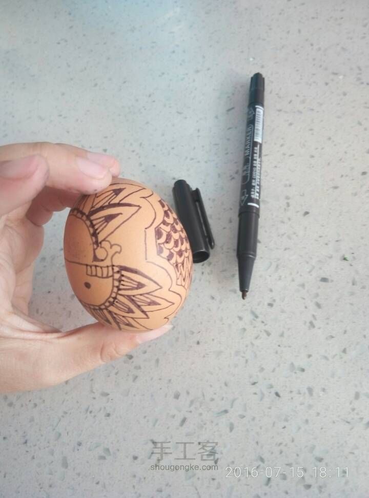 蛋壳子上画缠绕画 第8步