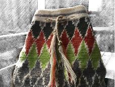 wayuu包是来自哥伦比亚的土著少数民族的手作工艺品，得名于这个民族本身。wayuu民族生活在LA GUAJIRA 拉瓜希拉，位于南美大陆最北段。 
WAYUU的编织品都是用一种叫tagua的棕榈树小果子里的纤维搓成的绳子纯手工编织而成的，一个背包要耗费大概一个月左右的时间才能编好。 
这款包使用的编织手法比较特别，用到了内钩短针、全包线等特殊针法，而且由于频繁换线，所以花费的时间和精力还是比较多的。