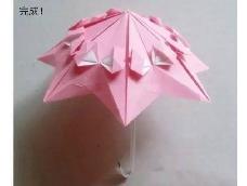 这把小雨伞是由多个单元组成的 所以要先将组成小雨伞的每个小单元都折好 然后再用胶水粘贴起来 最后 你还需要做出一个小伞柄就可以了
