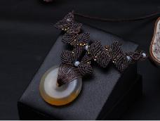 玛瑙平安扣编织的一款春藤项链，模仿前辈教程。编出来超级美丽，有种名族风的感觉！