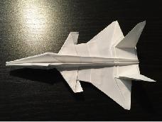 自创折法，可飞行的模型。颇有难度，折好后需要反复试飞，调节尾翼鸭翼才可以达到平稳飞行。