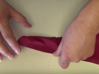 皱纹纸玫瑰的折法  超简单（转） 第6步