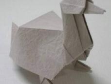 这么惟妙惟肖的立体鸭子折纸，相信没有几个爱折纸的小伙伴会不喜欢吧!觉得自己折纸水平不错，就跟着下面的图解来折折看吧，不过要有心理准备，这么逼真的鸭子做起来难度可是不小的哦!