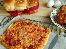 披萨（Pizza），又译比萨饼、匹萨、批萨，是一种发源于意大利的食品，在全球颇受欢迎。比萨饼的通常做法是用发酵的圆面饼上面覆盖番茄酱，奶酪以及其它配料，并由烤炉烤制而成……