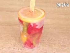【（¯﹃¯）超棒的自制水果冰棍，水果可以根据自己口味选，能加水、酸奶、蜂蜜、饮料、朗姆酒等等等等，大家可以马下，有空试试~】【非原创，转载自网络】