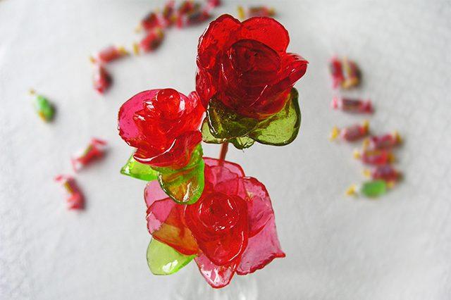 桌面上摆放着一朵玫瑰花，但是却看不出它是用硬糖做成的 第1步