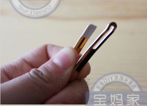 毛毛球做的一字发夹，还加了很多水晶珠哦 第2步