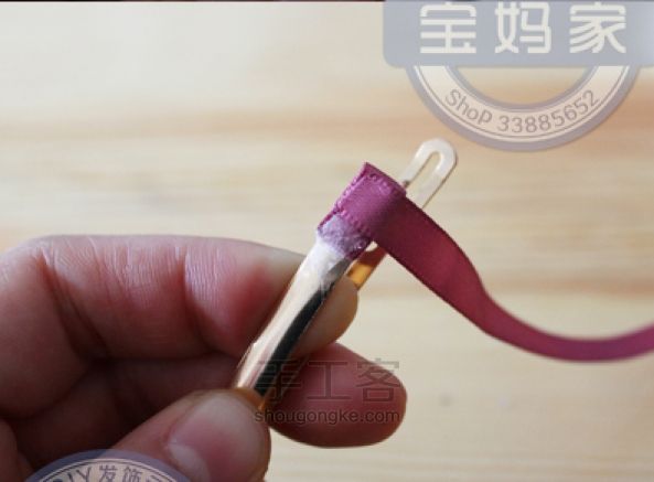 毛毛球做的一字发夹，还加了很多水晶珠哦 第5步