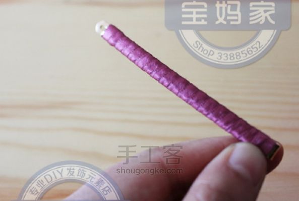 毛毛球做的一字发夹，还加了很多水晶珠哦 第7步
