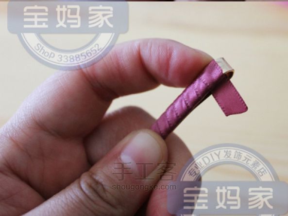 毛毛球做的一字发夹，还加了很多水晶珠哦 第8步