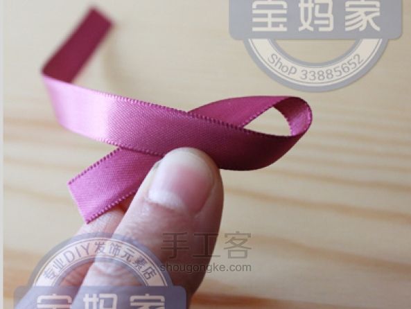 毛毛球做的一字发夹，还加了很多水晶珠哦 第11步