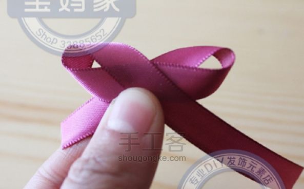 毛毛球做的一字发夹，还加了很多水晶珠哦 第12步