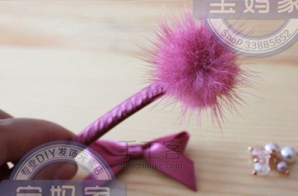 毛毛球做的一字发夹，还加了很多水晶珠哦 第17步