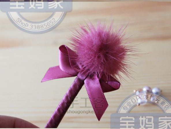 毛毛球做的一字发夹，还加了很多水晶珠哦 第18步