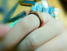 这个戒指是我尝试的第一个木戒指。也是给自己的生日礼物。发过圈子一直到现在才发教程