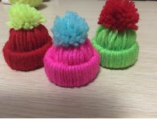 用不同色彩的毛线做出来的小帽子，很萌很简单