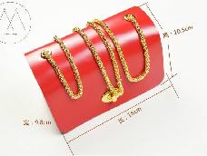 小红包为基本款，收纳一些日常小物，比如手机，补妆盒，零钱包等。便于携带。手工缝制时操作简单。涂抹边油--缝线--涂抹边油三个部分。