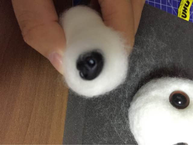 羊毛毡宠物头像眼睛和鼻子安装 第8步