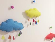 我家2岁的小妮妮最近爱上了下雨天，看到云朵就说下雨，为了庆祝她学会一个新单词，给她做个萌萌的云朵雨滴，正好也能装饰宝宝房间