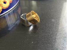用一颗巧克力糖纸做戒指，简单的很呐，装逼专用Y(^_^)Y