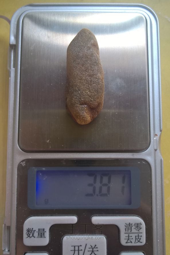 金珀小铃铛一枚。 第1步