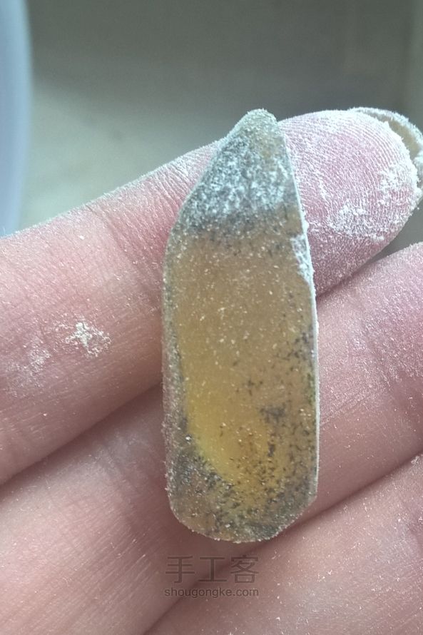 金珀小铃铛一枚。 第3步