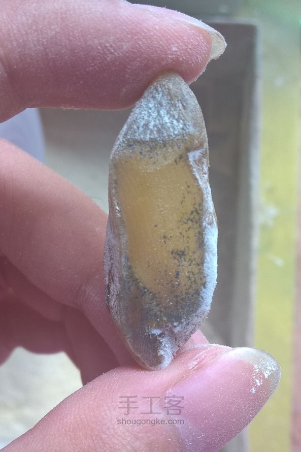 金珀小铃铛一枚。 第2步