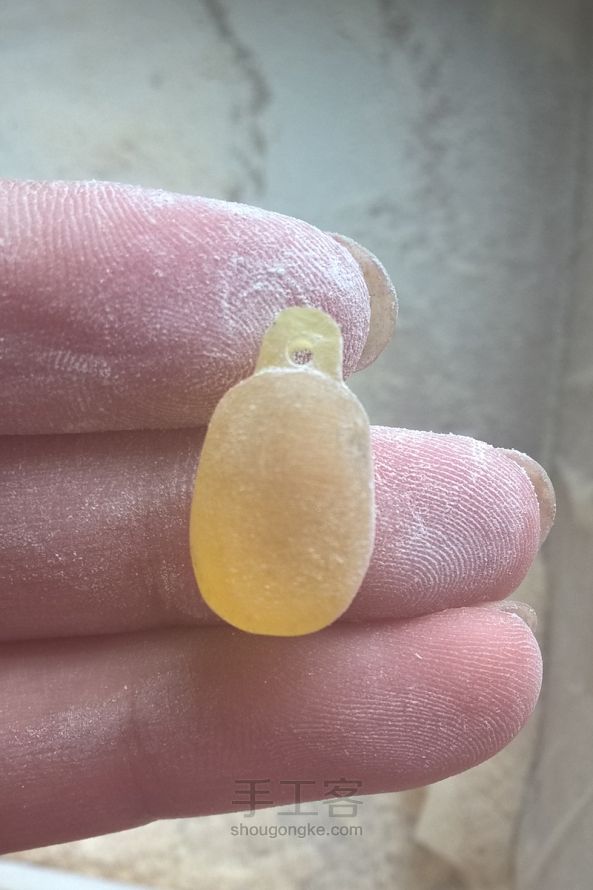 金珀小铃铛一枚。 第11步