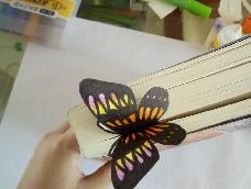 蝴蝶停庄书上，即使拿起书，它也不会飞走。