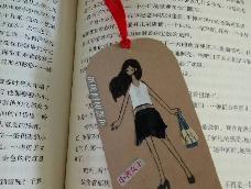 把杂志里的漂亮服装图片剪下来，就能拼贴一个藏在书页中的小淑女。