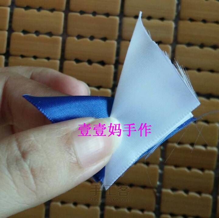 和风花瓣5号，开口尖角花瓣 第3步
