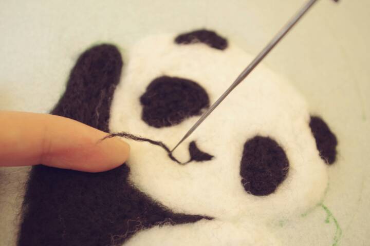 羊毛毡小熊猫绣绷装饰画 第7步