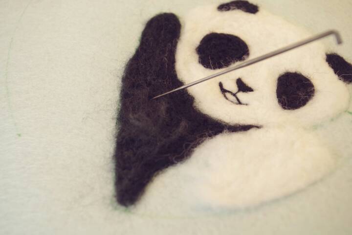 羊毛毡小熊猫绣绷装饰画 第10步