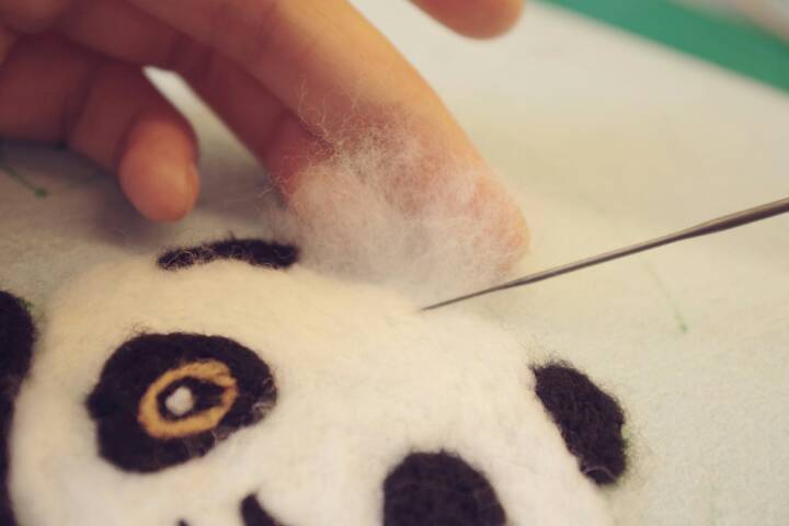 羊毛毡小熊猫绣绷装饰画 第12步