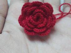 网上钩针玫瑰花图解有几种，不同毛线钩出来的玫瑰花也是有差异的，我是用的蕾丝钩的，所以看起来更精致，更好看一些，不怕虐的姐妹们也可以试试哦😁