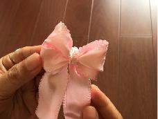 今天由女儿拍摄，妈妈示范做一款手编蝴蝶结，不用胶、不用线、用自己的手就可以编蝴蝶结，非常漂亮哦！