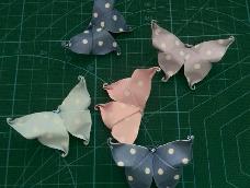 这是在原来的折纸蝴蝶上最后加了两步，看起来栩栩如生了，简单上手。