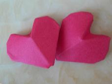 用一张纸就能做出一个心形物体，你们想跟我一起学吗？