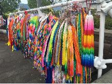 在日本见过成串的许愿祈福千纸鹤，好像彩虹一样