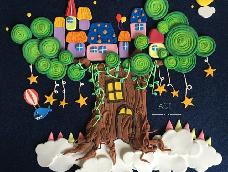 一颗存在于我幻想世界里的树屋。它长在云朵上，星星是它的吊灯，树上有很多房子，里面住了很多小动物，它们回陆地的方式就是乘坐公共气球。