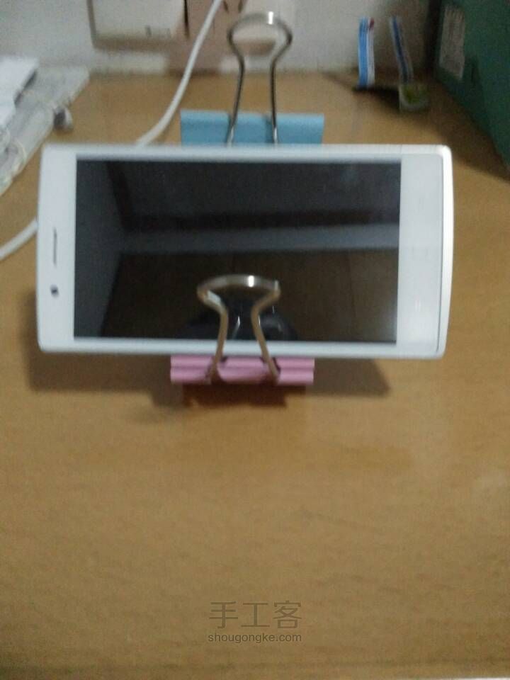 用长尾夹做手机支架 第5步