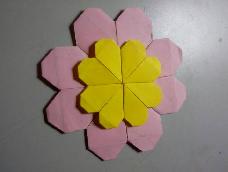 很简单的一种四叶草折法，由四个心组合而成。。。
