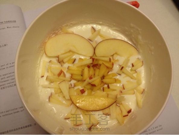 我的是用烤箱烤的，加了水果和核桃仁。味道很棒！ 第1张