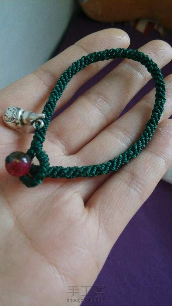 金刚结做扣眼儿，玉米结编手链，结尾处加一小葫芦