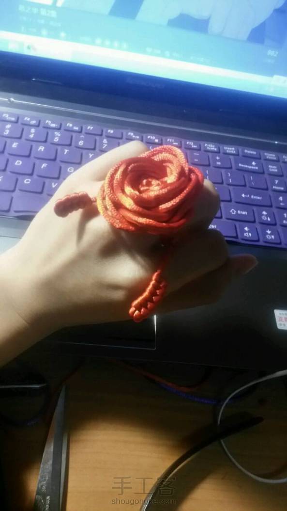 红色那朵玫瑰花戒指是我昨天第一次试做的，紫色这朵是我今晚刚做的，比较熟练些了~