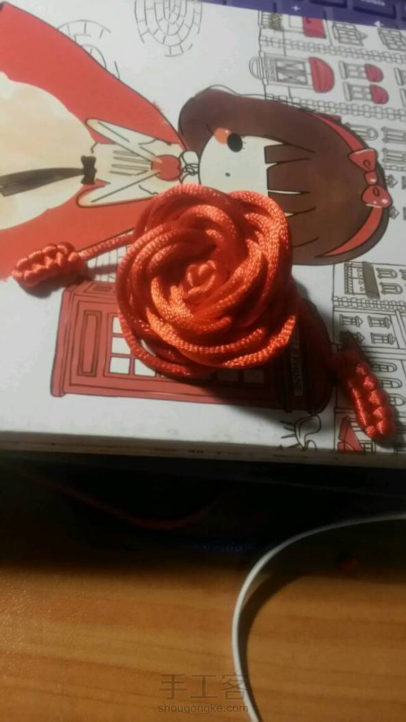 红色那朵玫瑰花戒指是我昨天第一次试做的，紫色这朵是我今晚刚做的，比较熟练些了~ 第1张