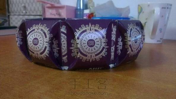 过年啦，我也做一个当果盘，做手工也得什么都会啊，一下午都在算底的角度，没有量角器，对于数学渣来说好麻烦，不过还是做出来了。。。最近颈椎有点疼，但是手闲下来就痒痒，我也无奈了 第2张