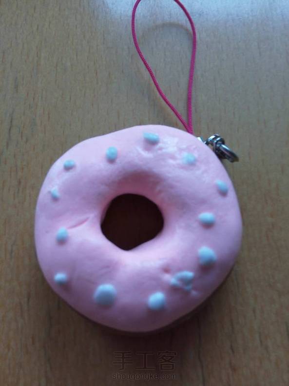甜甜圈吊坠，粘土制作。 第1张